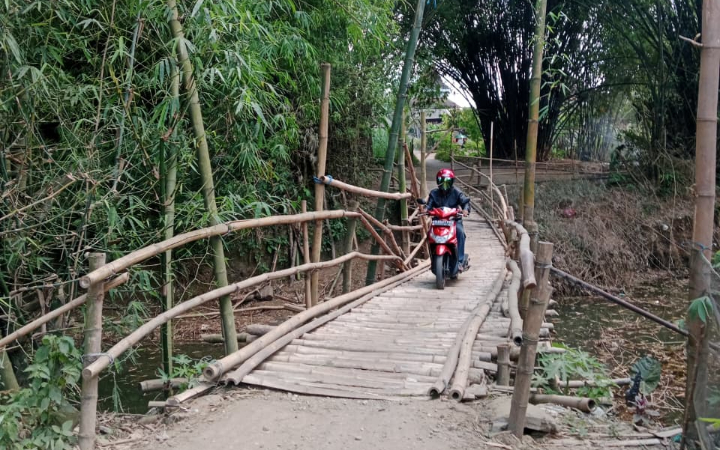 Warga membuat jembatan darurat, akibat jembatan Banger yang terletak di Kecamatan Karangan, Kabupaten Trenggalek, resmi ditutup sejak 24 Juli 2025.