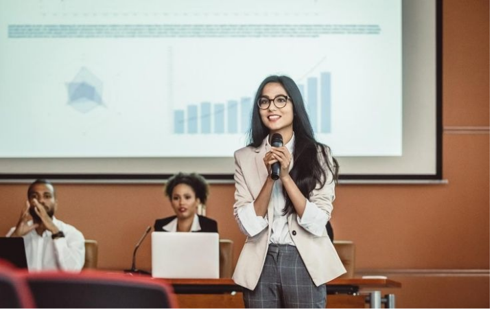 Rasa percaya diri saat berbicara di depan umum dapat tumbuh dengan persiapan dan latihan yang tepat.