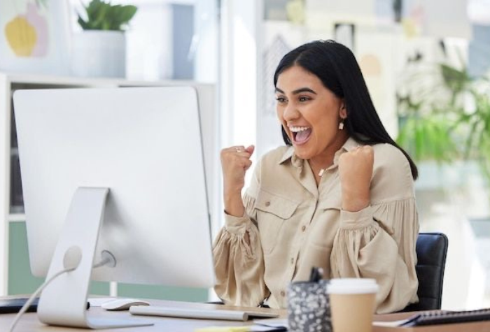Ekspresi semangat saat strategi bisnis online akhirnya membuahkan hasil, bukti bahwa kerja keras dan konsistensi tidak pernah sia-sia.