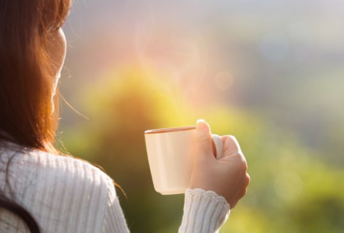 Menikmati secangkir kopi hangat di pagi hari menjadi momen sederhana yang menggambarkan esensi gaya hidup slow living &mdash; tenang, sadar, dan penuh makna.