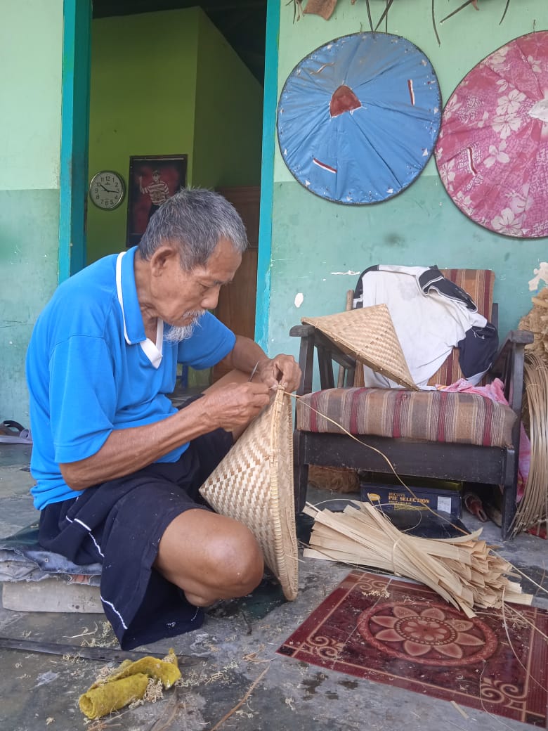 Makrup, salah satu pengrajin anyaman bambu asal Desa Wonoanti, Kecamatan Gandusari, Trenggalek.