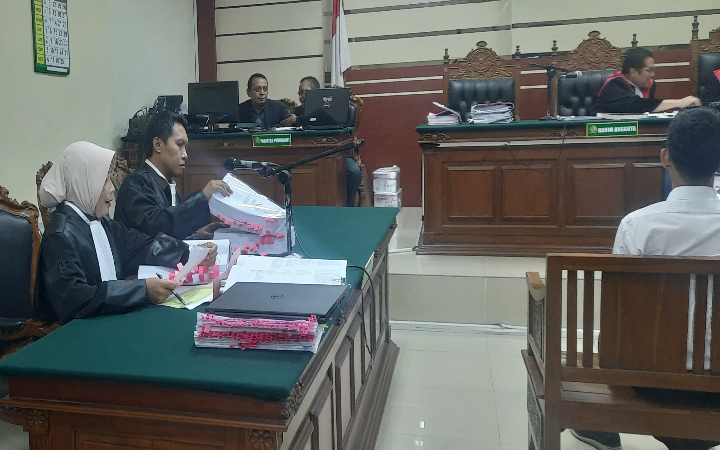 Jaksa menghadiri sidang kasus pengelolaan KUR di Trenggalek dalam agenda pembacaan tuntutan di Pengadilan Tipikor Surabaya.