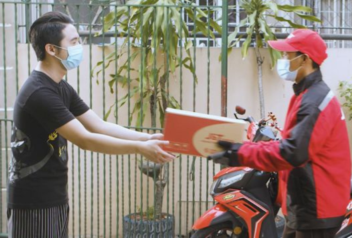 Simak panduan lengkap tentang cara mengirim paket melalui jasa pengiriman.