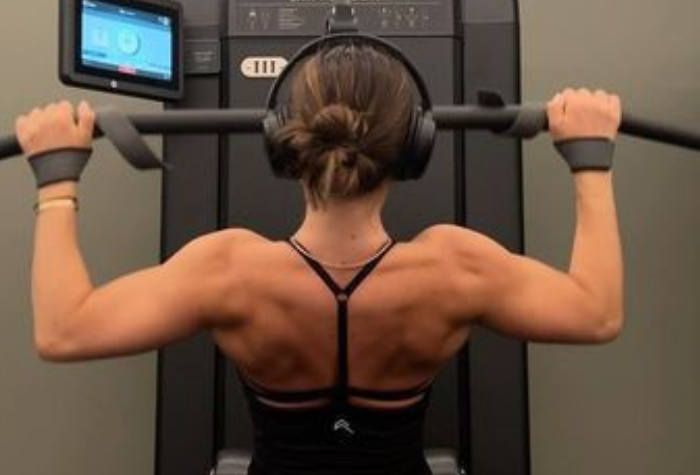 Latihan punggung (back workout) yang bagus untuk memperkuat otot, memperbaiki postur tubuh, dan menjaga kesehatan tulang belakang.