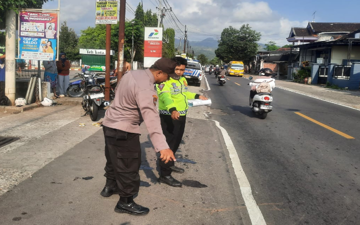 Kecelakaan maut terjadi di Jalan Raya Suruh, Karangan, tepatnya masuk Dusun Panjen, Desa/ Kecamatan Suruh, Kabupaten Trenggalek, Jumat (10/10/2025).