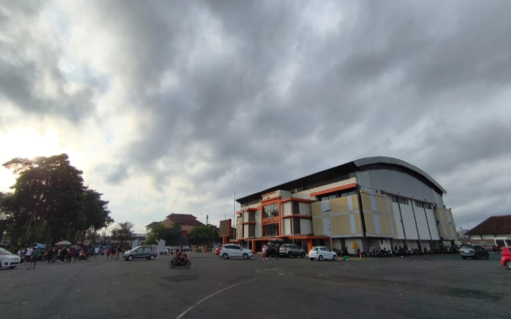 Perbaikan GOR Lembupeteng ditarget rampung pada Desember mendatang.