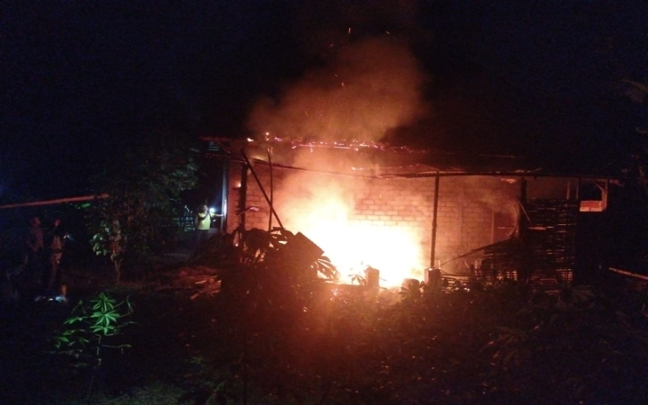Kebakaran dapur rumah warga terjadi di Dusun Krajan, Desa Ngulan Wetan, Kecamatan Pogalan, Kabupaten Trenggalek, Jumat (10/10/2025) malam.