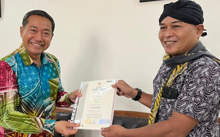Perwakilan pelaku budaya perkerisan terima sertifikat LSP Perkerisan Indonesia diserhkan  Plt Kepala Disbudpar, Johanes Bagus Kuncoro.
