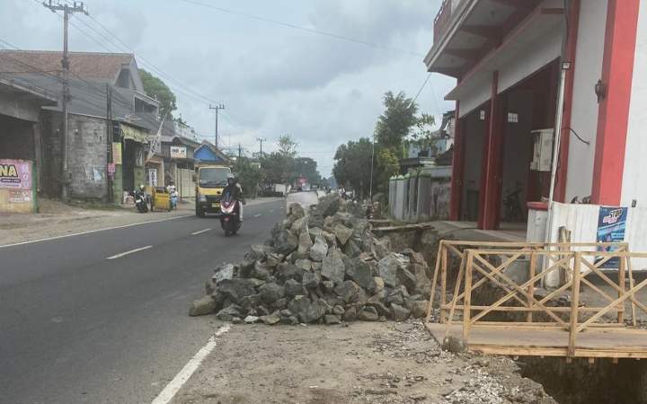 Tampak tumpukan batu yang mleawui bahu jalan di Desa Bendorejo, Kecamatan Pogalan, Kabupaten Trenggalek.