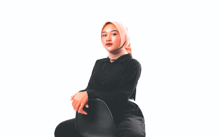 Dela Siti Nurjanah, mahasiswi asal Desa Rejowinangun, Kecamatan/Kabupaten Trenggalek, yang sukses menjalankan bisnis sambil tetap aktif dalam dunia perkuliahan.