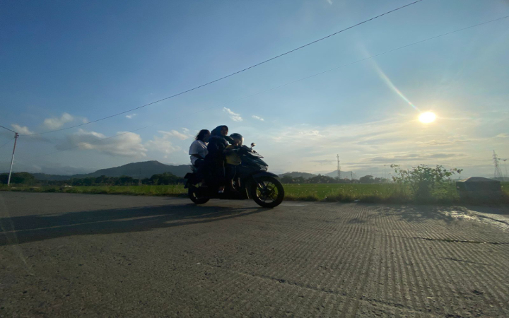 Cuaca cerah  menjadi momen tepat bagi warga Trenggalek untuk menikmati suasana luar rumah, pada Minggu sore (12/10/2025).