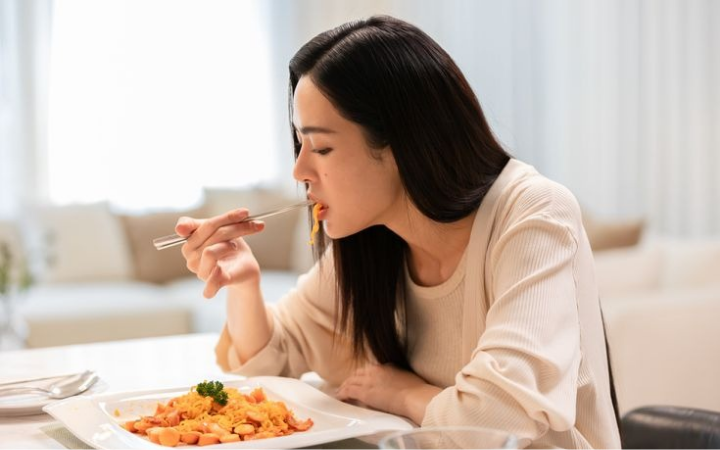 Terlalu sering makan mie instan bisa memicu rasa mual, bukan karena kenyang, tetapi karena kandungan minyak dan bumbu yang tinggi.