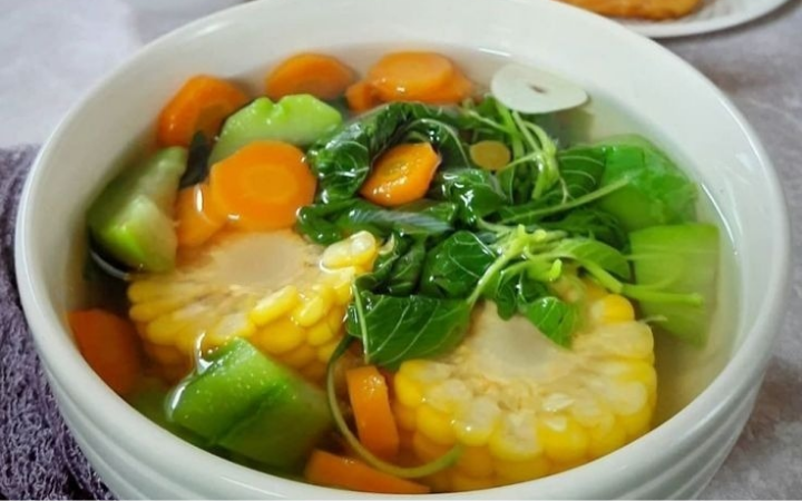 Sayur bening yang segar dengan rasa gurih alami, cocok disantap hangat bersama sambal kecap.