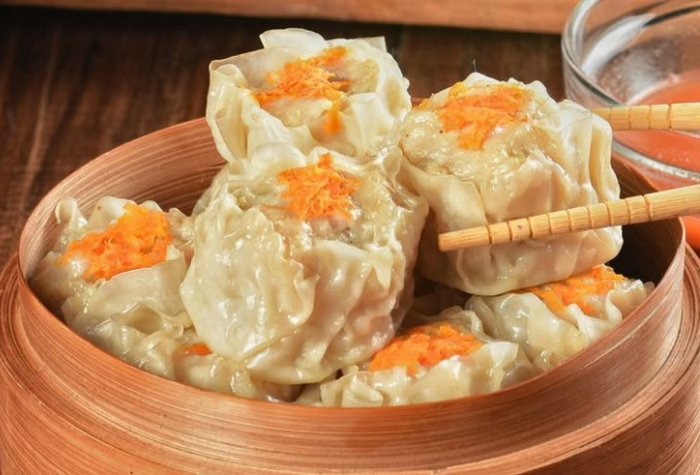 Simak resep dan cara membuat dimsum ayam yang enak, lembut, serta cocok untuk hidangan keluarga di rumah.