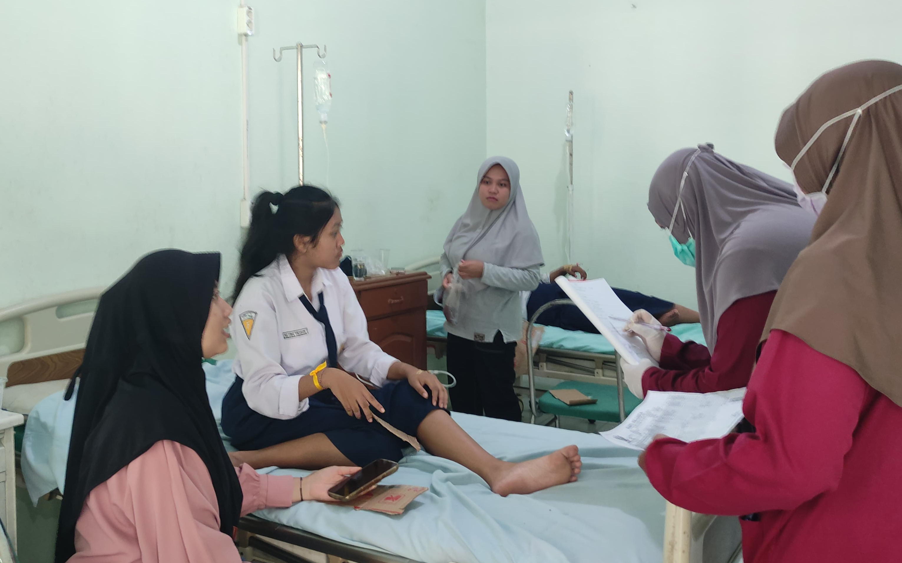 SMPN 1 Boyolangu Tulungagung memutuskan pemberian sementara penyaluran MBG di sekolah hingga ada evaluasi dari pihak terkait, usai kasus keracunan massal.