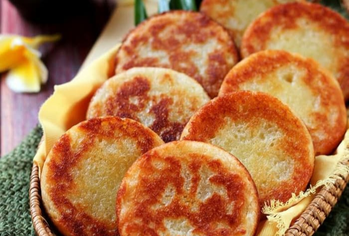 Wingko Babat adalah kue tradisional khas Babat, Lamongan, yang terkenal dengan rasa gurih manis dan aroma kelapa bakar, serta menjadi oleh-oleh legendaris dari Jawa Timur.