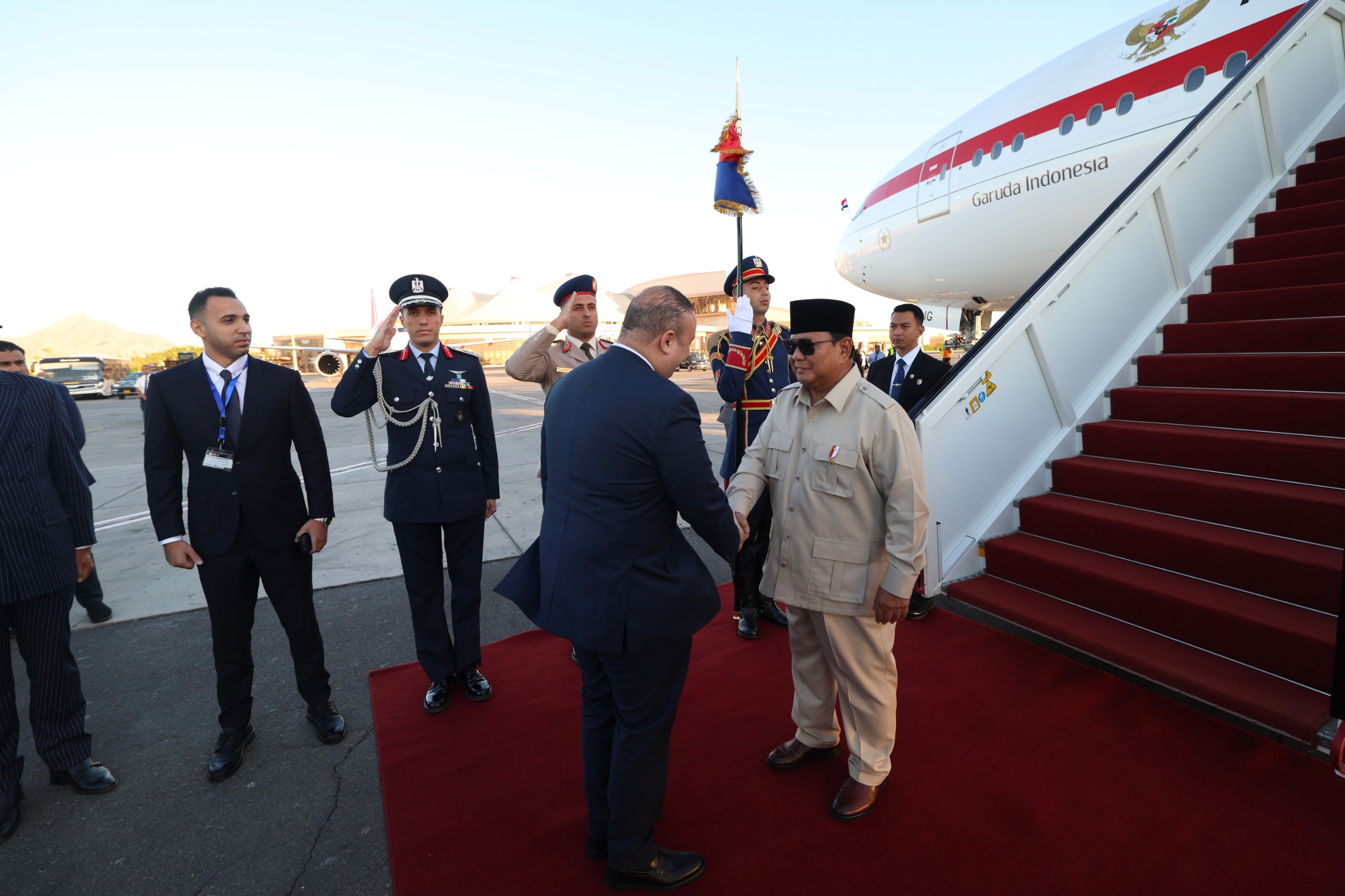 Presiden Republik Indonesia Prabowo Subianto tiba di Bandara Internasional Sharm El-Sheikh, Mesir pukul 07.00 waktu setempat dan atau pukul 11:00 WIB guna menghadiri KTT Perdamaian Sharm El-Sheikh.