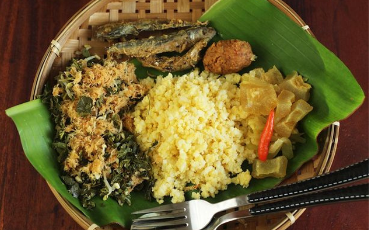 Nasi jagung lengkap dengan urapnya dan ikan asin, diberi pelengkap olahan cecek juga nto nto.