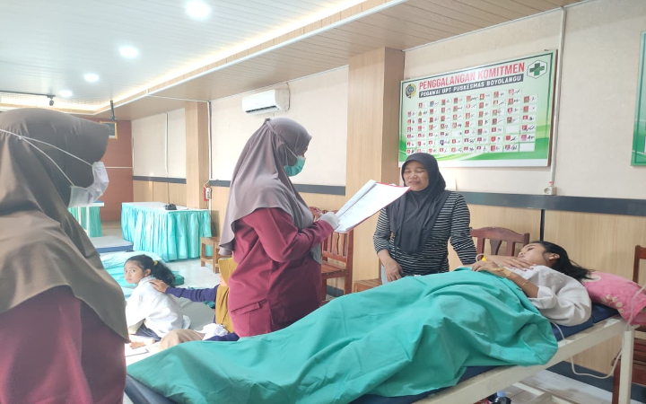 Sebanyak 55 siswa SMP Negeri 1 Boyolangu di Tulungagung diduga mengalami gejala keracunan usai menyantap makanan dari program Makan Bergizi Gratis (MBG) pada Senin (13/10/2025).