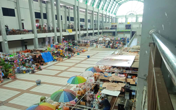 Sejumlah pedagang di Pasar Pon Trenggalek mengeluhkan kondisi pasar yang semakin sepi pengunjung dalam beberapa bulan terakhir.