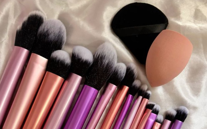Biar alat makeup awet dan nggak bikin jerawatan, rajin dicuci pakai cara yang benar ya (Pinterest.com)