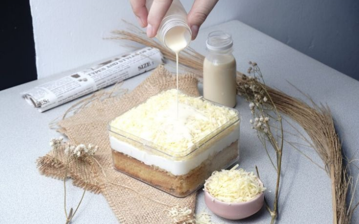 Salah satau jenis varian desert box cake rasa keju dengan taburan keju juga fla diatasnya.