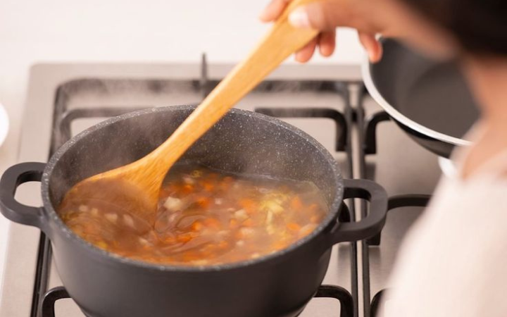 Masakan yang terlalu asin bisa diselamatkan tanpa perlu dibuang, cukup dengan menambahkan bahan penyeimbang seperti air atau kentang. (Pinterest.com)