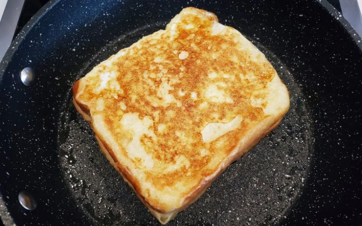 Roti susu panggang dengan tekstur lembut dan aroma gurih manis ini cocok dijadikan menu sarapan praktis di rumah.