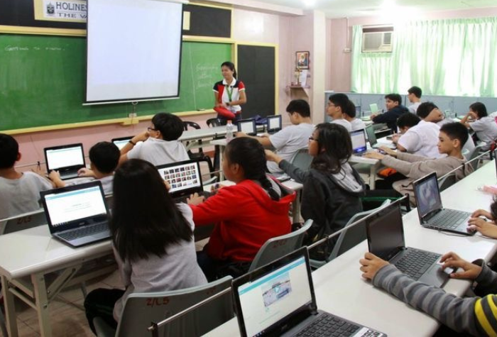 Sekolah modern mulai beralih ke sistem pembelajaran berbasis teknologi untuk menciptakan pendidikan yang interaktif, efisien, dan adaptif.