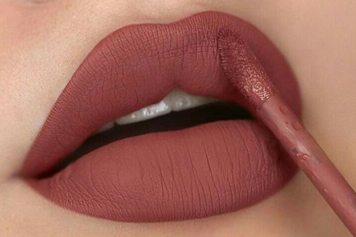 Lipstik matte memang cantik, tapi tanpa perawatan yang tepat bisa bikin bibir kering dan pecah.