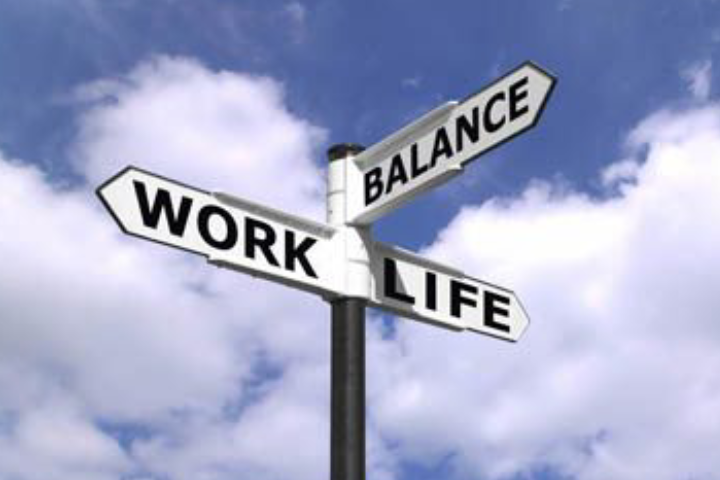 Istilah work life balance kini banyak dibicarakan karena menjadi kunci untuk menjaga kesehatan mental dan produktivitas di tengah rutinitas padat.