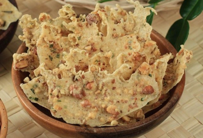 Rempeyek adalah camilan tradisional khas Indonesia yang gurih dan renyah. Dengan resep yang tepat, rempeyek dapat dibuat tanpa gagal dan tahan lama seperti khas Trenggalek. ( Pinterest )