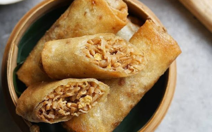 Camilan gurih berisi rebung lembut dibalut kulit renyah khas cita rasa lokal (Pinterest.com)