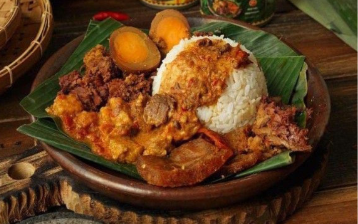 Sepiring gudeg lengkap dengan antek-antek nya yang terlihat menggugah selera makan.