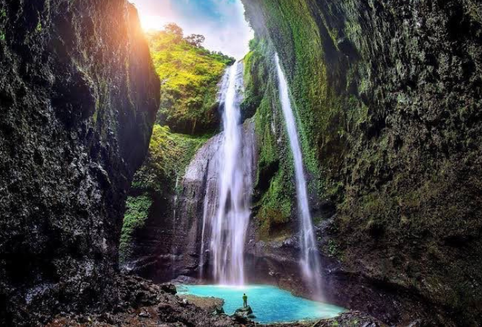 Keindahan air terjun alami di tengah hutan tropis Indonesia menghadirkan suasana sejuk dan panorama menenangkan yang memikat mata.