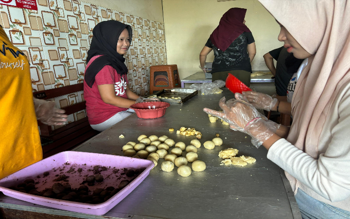 Usaha rumahan produksi bakpia di Desa Sambirejo, Kecamatan Trenggalek, tetap eksis hingga sekarang.