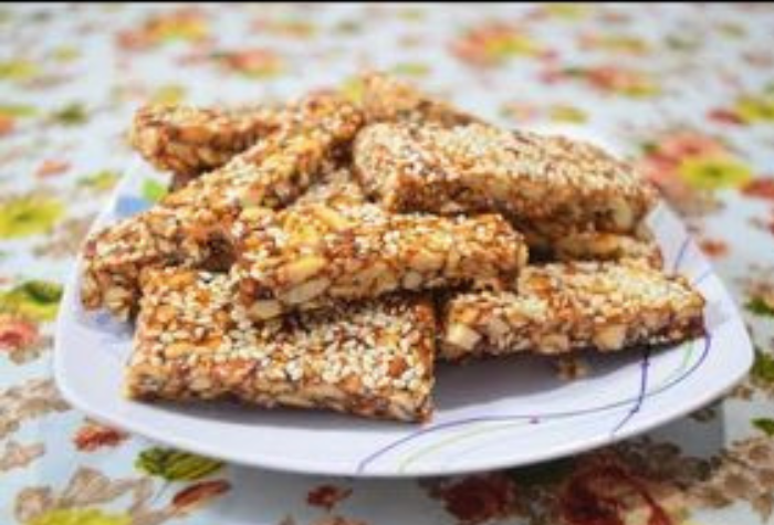 Ting Ting Kacang merupakan camilan tradisional bercita rasa manis dan renyah yang terbuat dari kacang tanah serta gula. Jajanan ini masih menjadi favorit banyak orang dan menjadi oleh oleh legendaris.