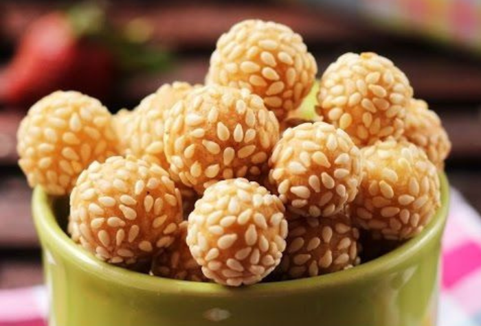 Kue keciput merupakan jajanan tradisional khas Jawa berbentuk bulat kecil mirip ondeonde, bertekstur renyah dan bercita rasa manis gurih. Camilan ini tetap digemari hingga sekarang karena rasanya.