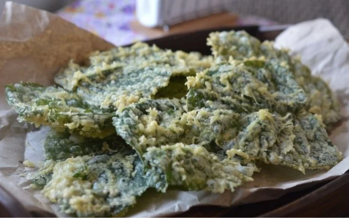 Bayam yang digoreng dengan balutan tepung gurih ini jadi camilan renyah favorit banyak orang.