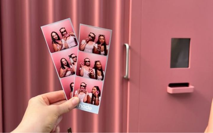 Photobox kembali jadi tren di kalangan Gen Z karena dianggap estetik, seru, dan cocok buat simpan kenangan bareng teman.