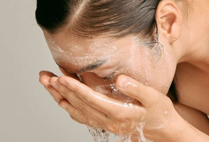 Facial wash gentle memiliki banyak manfaat untuk menjaga kelembapan, mencegah iritasi, dan menyeimbangkan pH kulit.