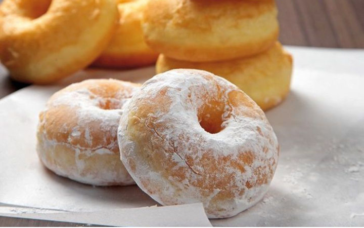 Ada beberapa donat kentang yang sudah matang dua diantaranya sudah di baluri bubuk gula dan terlihat menggoda.