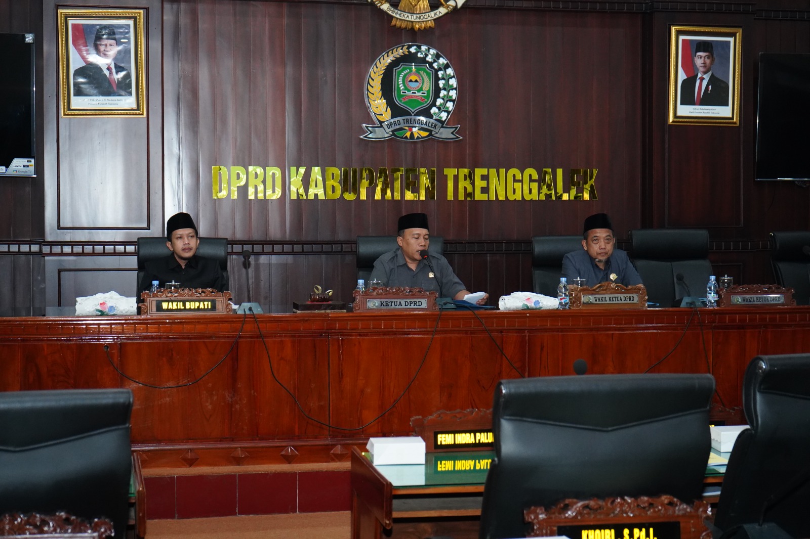 Ketua DPRD Trenggalek Doding Rahmadi memimpin rapat untuk membahas APBD 2026