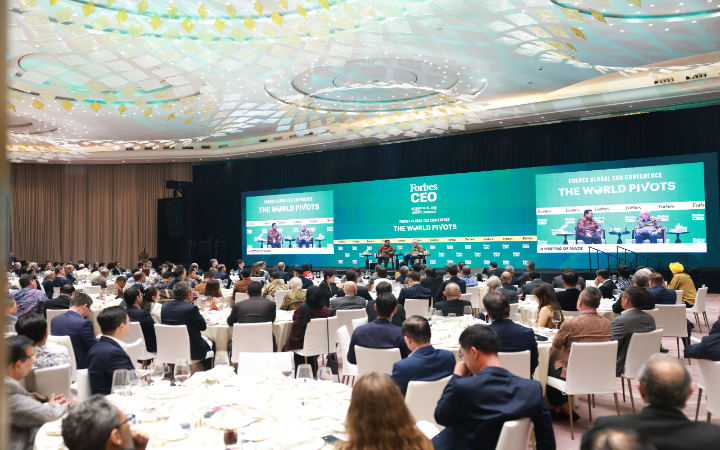 Presiden Prabowo dalam sesi dialog bersama Chairman dan Editor-in-Chief Forbes Media Steve Forbes, pada acara Forbes Global CEO Conference 2025 yang digelar di St. Regis, Jakarta, Rabu (15/10/2025).