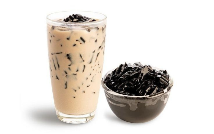 Minuman segar yang memadukan rasa kopi dan lembutnya cincau ini jadi pilihan pas untuk melepas dahaga di hari yang terik.