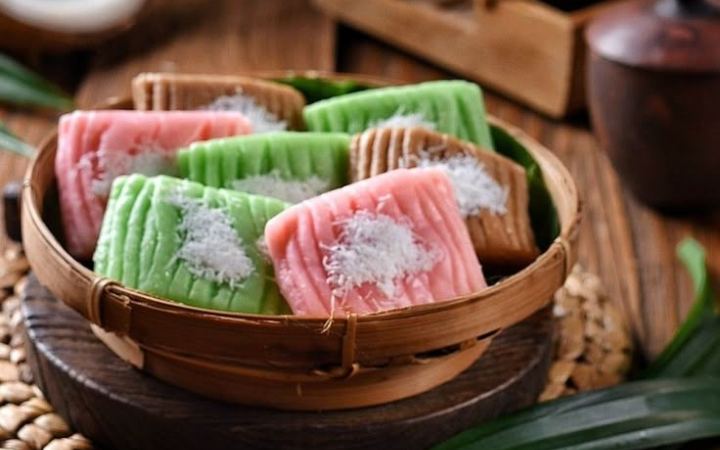 Satu wadah dari anyaman bambu berisikan gethuk lindri yang warna-warni.
