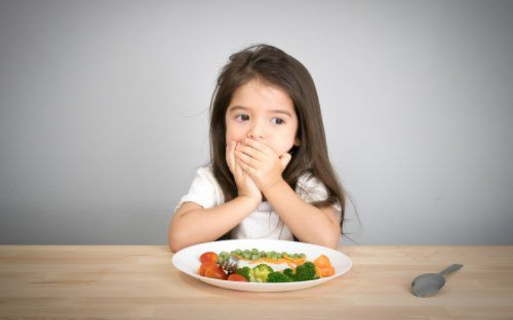 Biar si kecil nggak terus-terusan pilih-pilih makanan, yuk kenali penyebab picky eater dan cara mengatasinya.