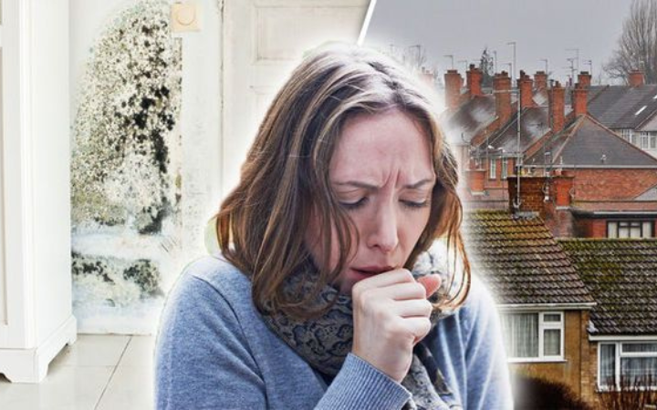Wanita yang terbatuk karena mungkin terkena infeksi paru-paru dikarenakan ditembok rumahnya ada black mold.