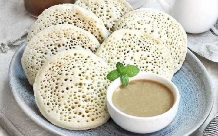 Serabi khas Jawa dengan kuah kinca manis dan aroma santan segar menggambarkan keaslian cita rasa tradisional dari dapur Nusantara.