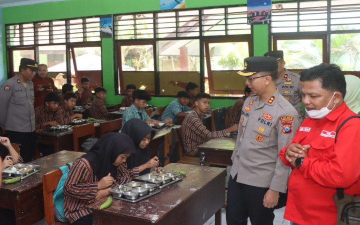 Kapolres AKBP Ridwan Maliki juga turut berpartisipasi menyalurkan makanan ke SMPN 4 Trenggalek, salah satu lokasi penerima manfaat program  MBG.